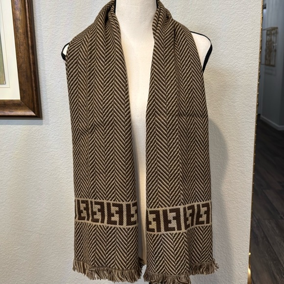 Authentic Fendi reversible wool scarf - Picture 2 of 8